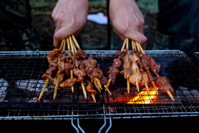 兵哥哥的篝火烤肉你心动了吗?