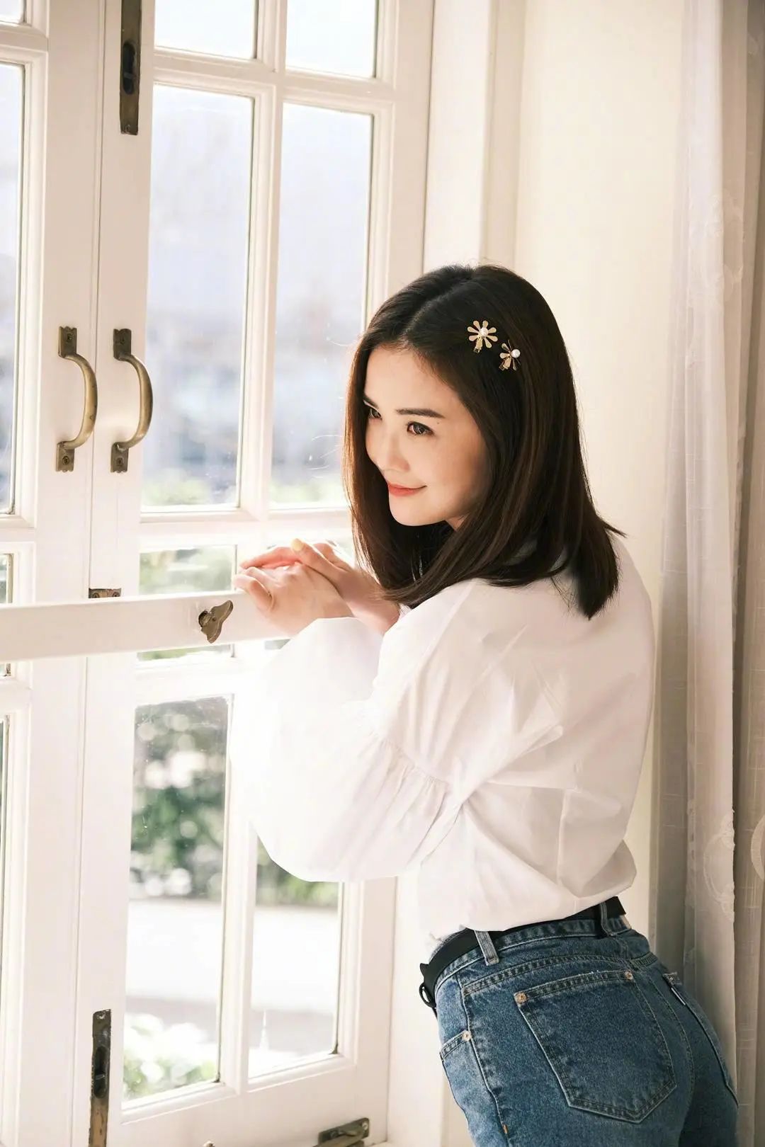 阿sa难得晒美照穿泡泡袖上衣搭牛仔裤戴珍珠发卡少女感十足