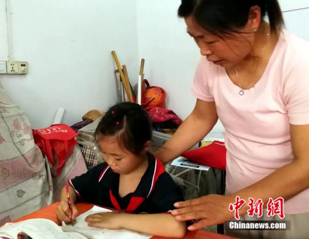 7岁女孩踩凳子炒菜照顾患癌奶奶和弟弟