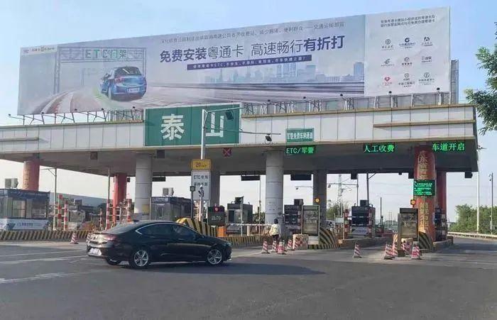 ② 收费站内侧区域原有乔木将迁移,绿化清理,草坪修复,匝道两侧路肩换