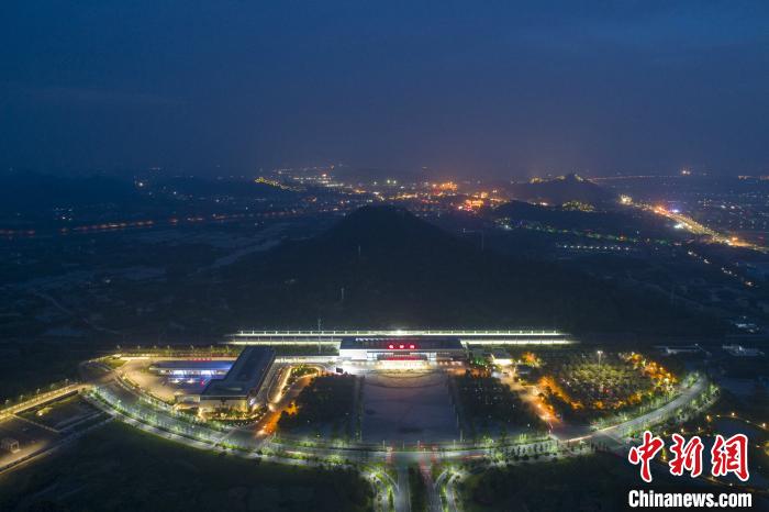 夜间的德清高铁站 蔡俊 摄