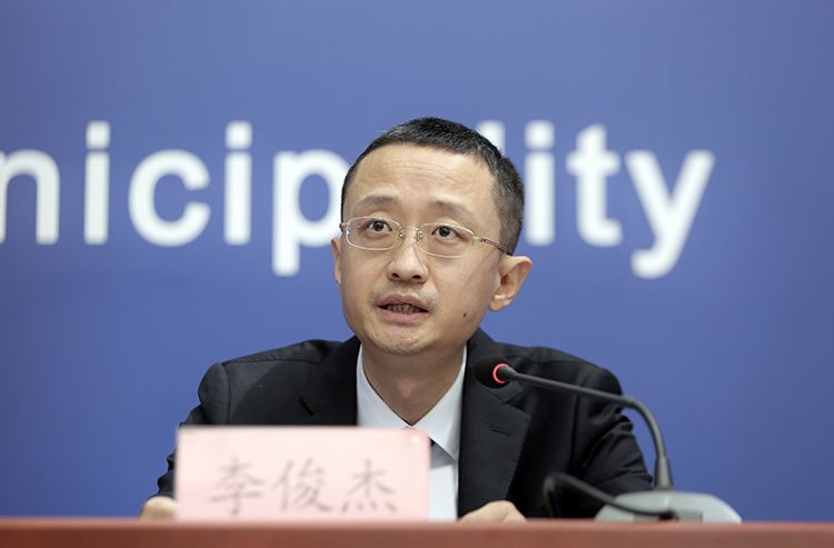 海淀区人民政府常务副区长李俊杰通报海淀区玉泉东商品交易市场情况.