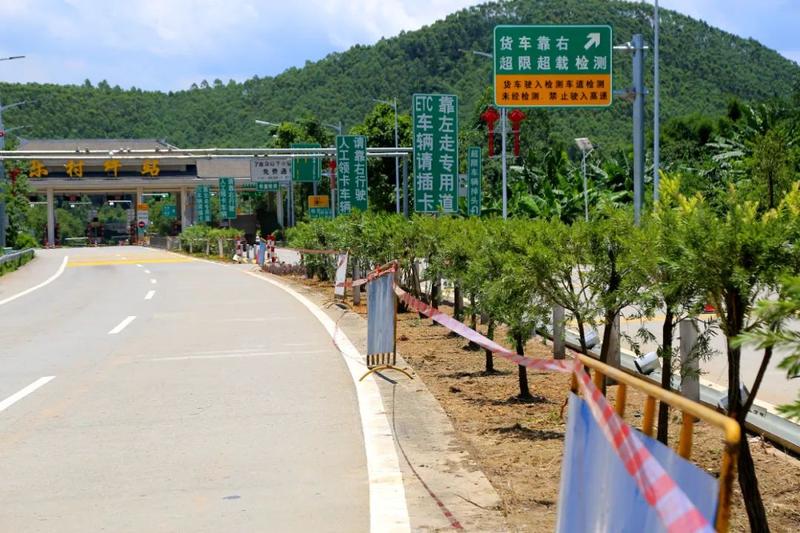 南韶高速乐村坪出口至百旺大桥路段开展路域环境整治