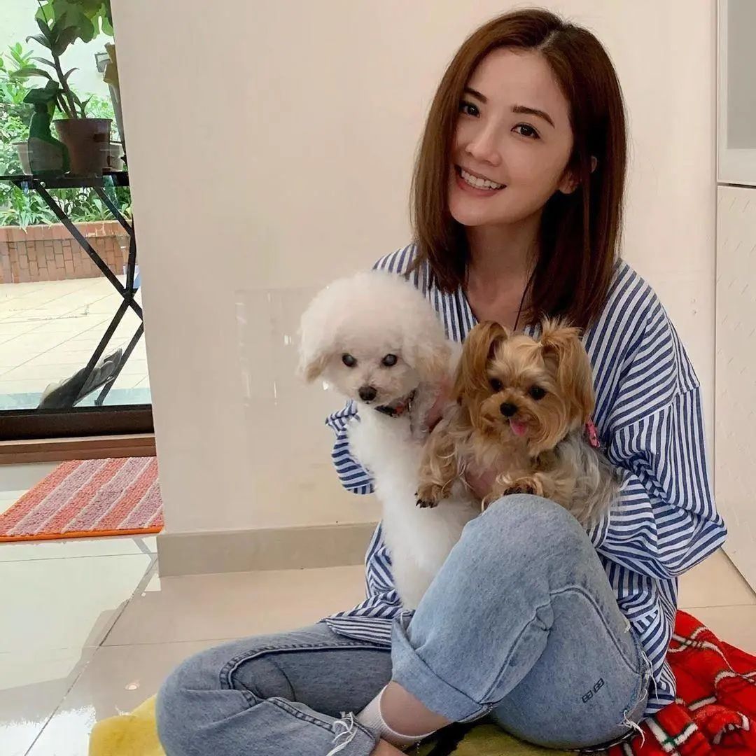 阿sa难得晒美照穿泡泡袖上衣搭牛仔裤戴珍珠发卡少女感十足