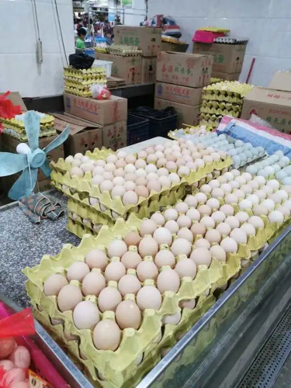 农贸市场鸡蛋摊位.李银 摄.图片来源:海口日报