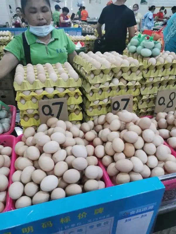 农贸市场鸡蛋摊位.李银 摄.图片来源:海口日报