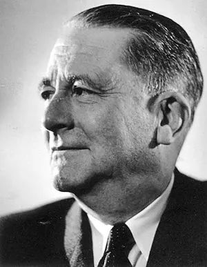 后来,韦伯的那位学生,被称作德国"最危险心灵"的卡尔·施密特,更是