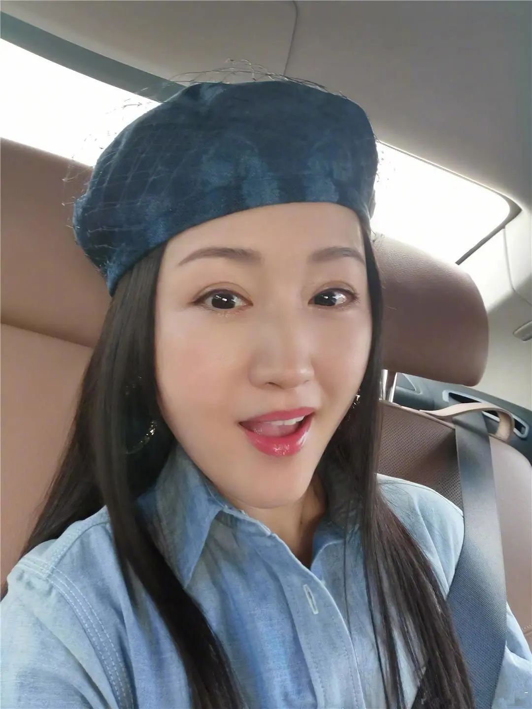 奔五的杨钰莹不会老吗?穿牛仔衬衫皮肤白皙,戴贝雷帽美成少女|杨钰莹|