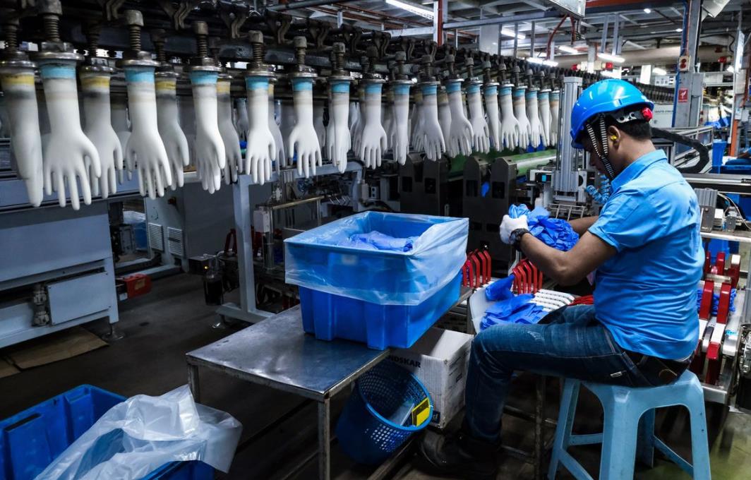 马来西亚手套工厂随着疫情导致橡胶手套需求持续增长,马来西亚地产商