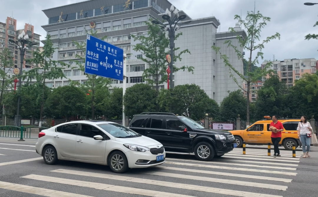 四名小学生过马路上学，斑马线上被出租车撞飞！目击者：今年这里发生三次了休闲区蓝鸢梦想 - Www.slyday.coM