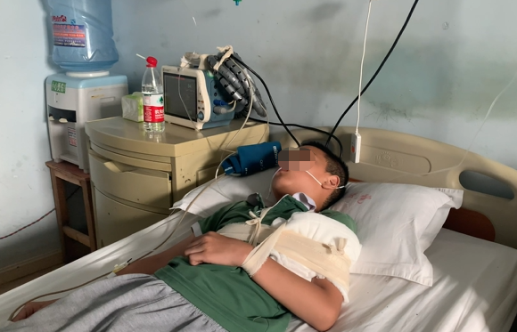 四名小学生过马路上学，斑马线上被出租车撞飞！目击者：今年这里发生三次了休闲区蓝鸢梦想 - Www.slyday.coM