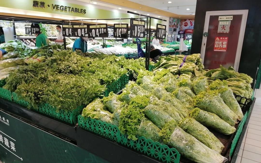 连夜进京的蔬菜一大早就摆上了超市柜台。受访者供图