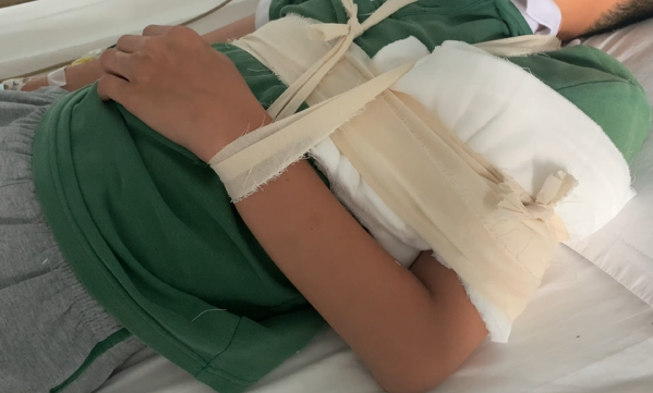 四名小学生过马路上学，斑马线上被出租车撞飞！目击者：今年这里发生三次了休闲区蓝鸢梦想 - Www.slyday.coM