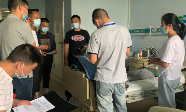 四名小学生过马路上学，斑马线上被出租车撞飞！目击者：今年这里发生三次了休闲区蓝鸢梦想 - Www.slyday.coM