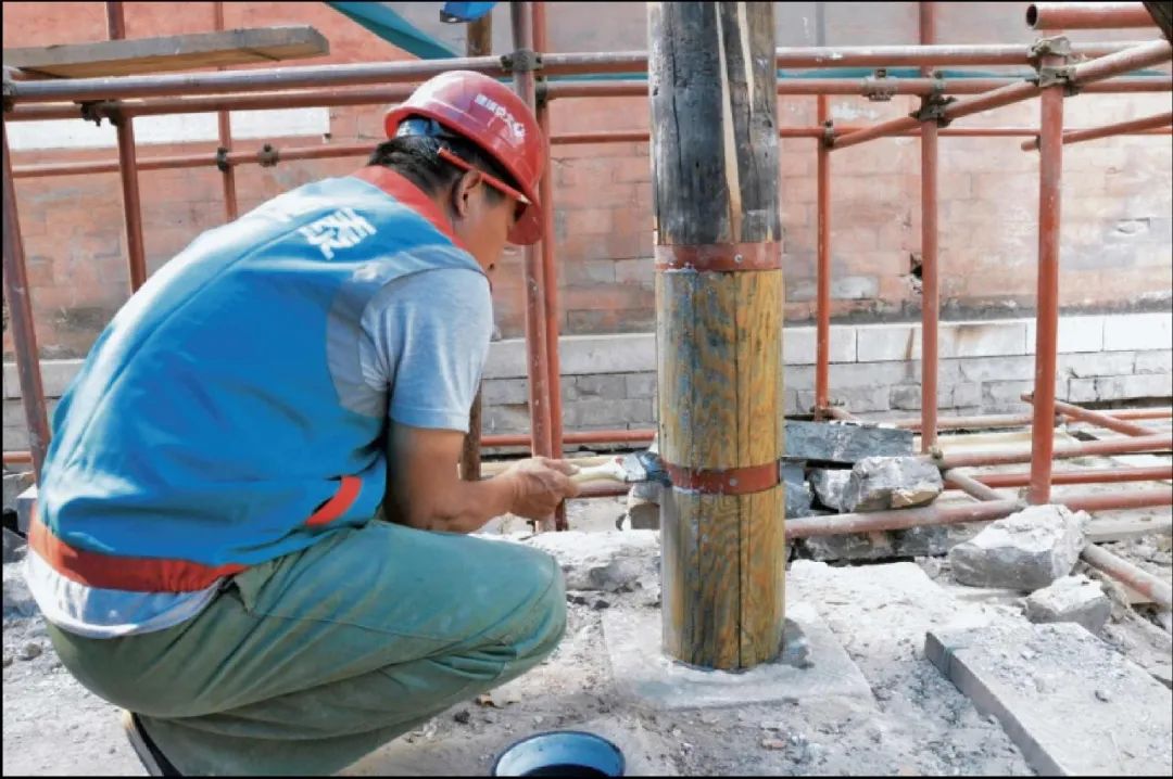 换严重糟朽,破损断裂的梁柱,可采用附加抱柱,增加托梁(随梁枋子)或