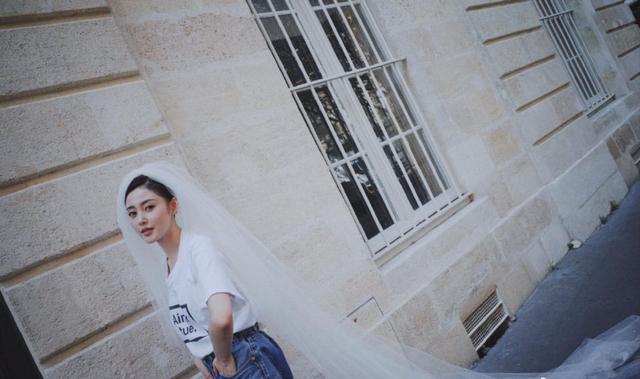 张天爱"作了",穿白t恤配牛仔裤再披白色头纱,是拍婚纱照吗?