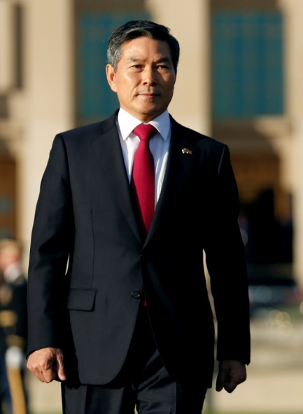 韩国国防部长官郑景斗韩国媒体报道,受疫情影响,一些国际武器展等实体