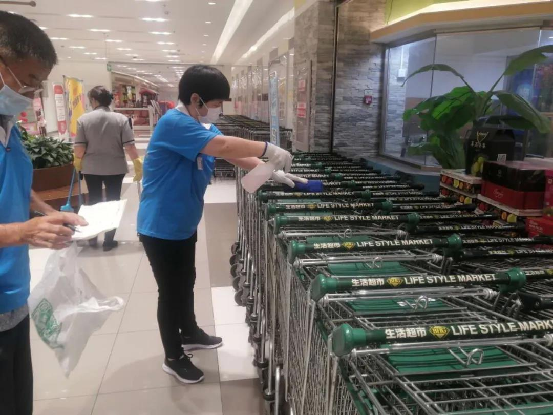 北京华联超市加大了超市的消毒。受访者供图