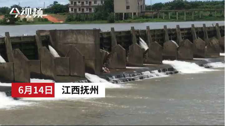 惊险!六旬老人跌落水库闸道,消防救援人员开橡皮艇紧急救援......
