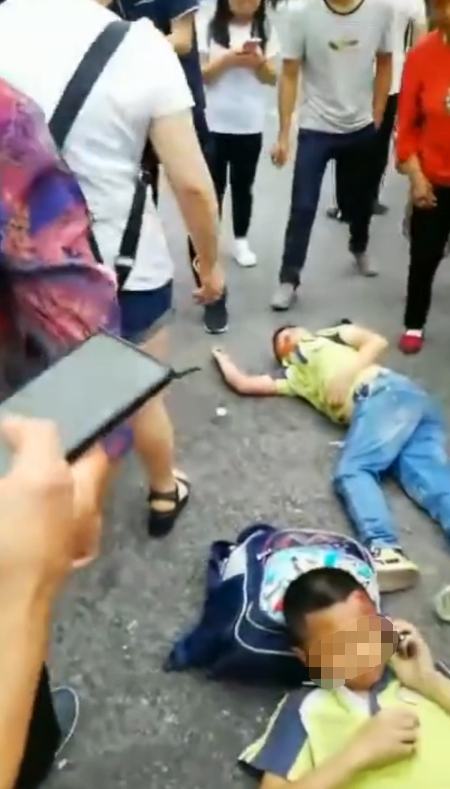 四名小学生过马路上学，斑马线上被出租车撞飞！目击者：今年这里发生三次了休闲区蓝鸢梦想 - Www.slyday.coM