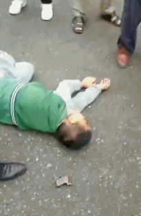 四名小学生过马路上学，斑马线上被出租车撞飞！目击者：今年这里发生三次了休闲区蓝鸢梦想 - Www.slyday.coM