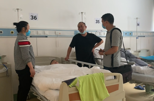 四名小学生过马路上学，斑马线上被出租车撞飞！目击者：今年这里发生三次了休闲区蓝鸢梦想 - Www.slyday.coM