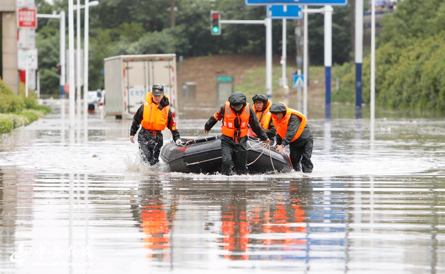 正文  中安在线,中安新闻客户端讯 6月15日上午,合肥遭遇暴雨袭击