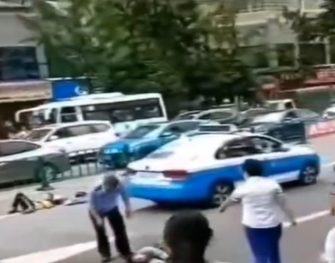 四名小学生过马路上学，斑马线上被出租车撞飞！目击者：今年这里发生三次了休闲区蓝鸢梦想 - Www.slyday.coM