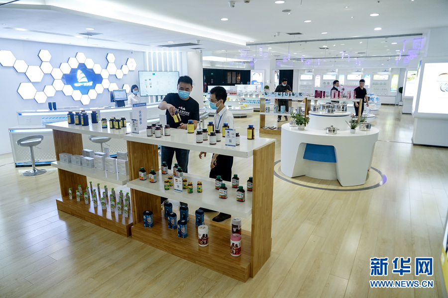 消费者在现场体验跨境电商"前店后仓 快速配送"新模式.