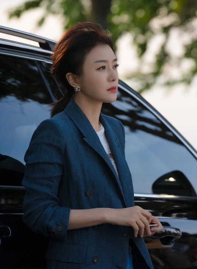 彩虹屁|莫向晚的《职场丽人穿搭图鉴》,请接收