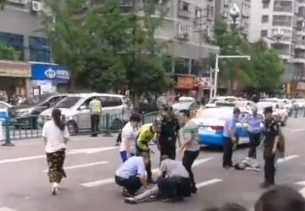 四名小学生过马路上学，斑马线上被出租车撞飞！目击者：今年这里发生三次了休闲区蓝鸢梦想 - Www.slyday.coM