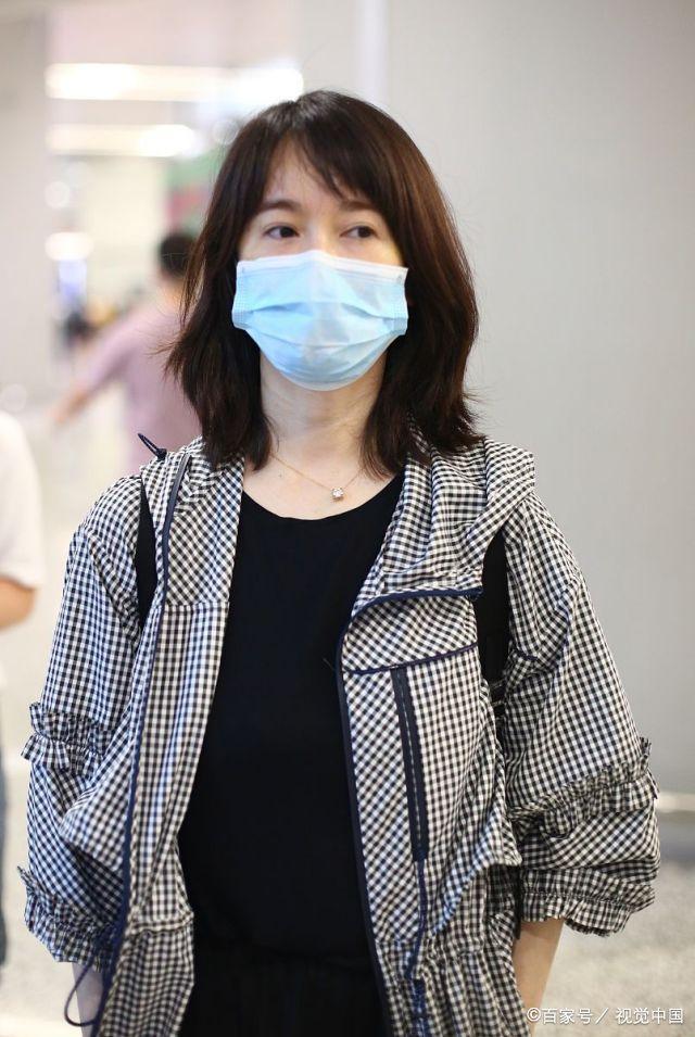 穿长外套走路带风气场在线,43岁左小青机场素颜亮相不惧镜头