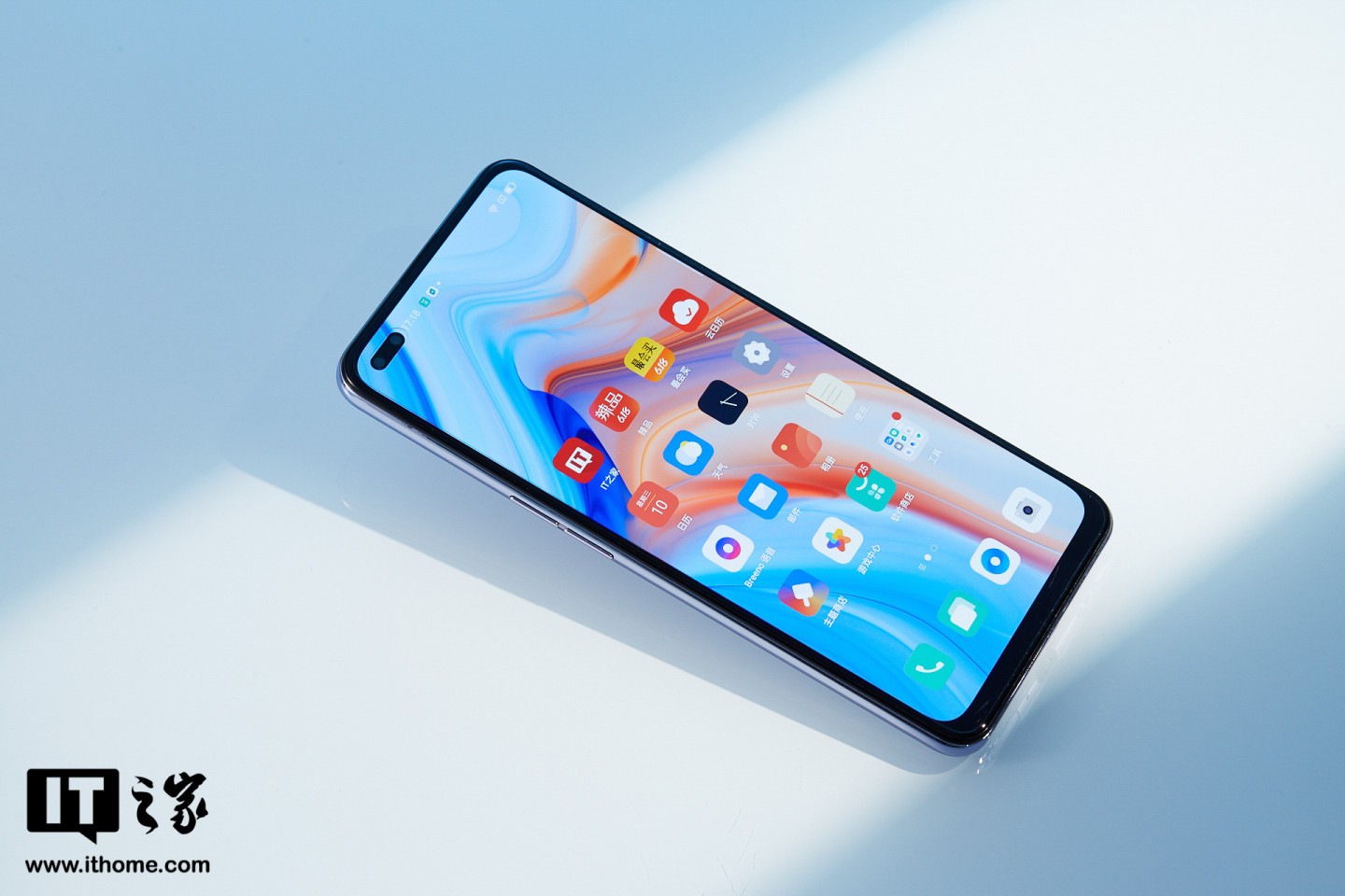 oppo reno4全家福包括手机本体,透明保护壳,充电器,数据线和有线耳机.