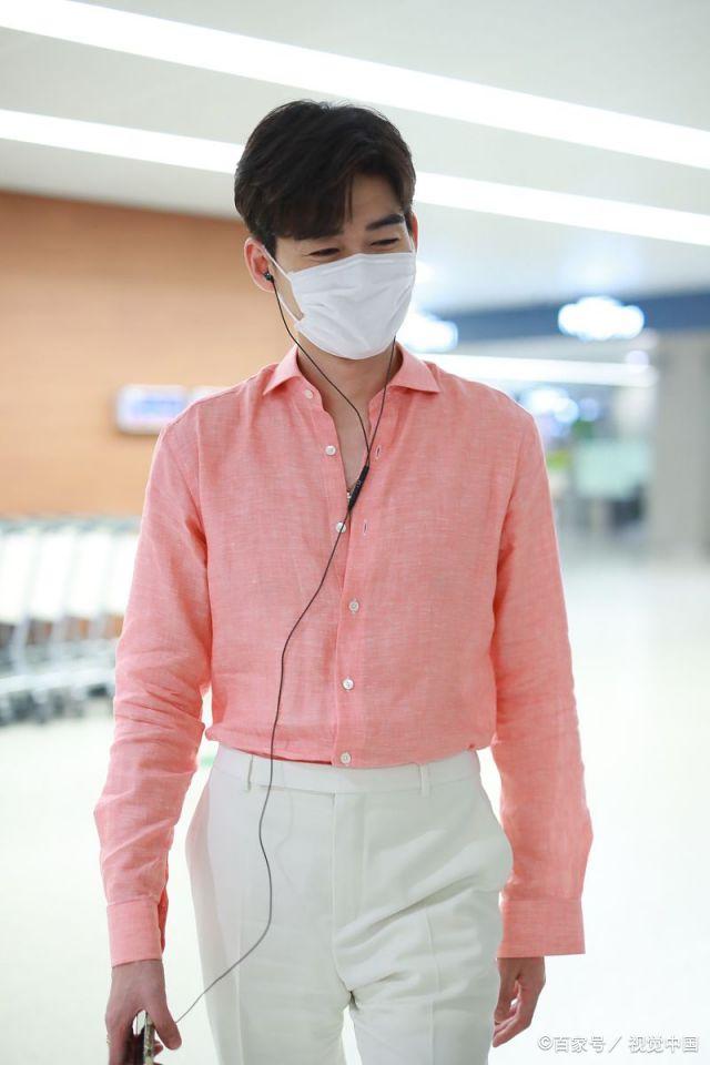 总裁也温柔张翰获粉丝送机送礼亲和互动驾驭粉嫩衬衫气质儒雅