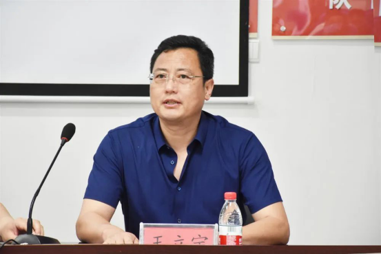 文登区卫健局医政科科长王岩岩主持会议.