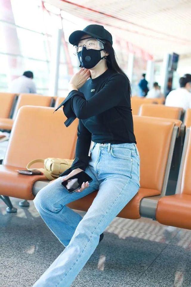 秦岚现身机场!穿黑色上衣配牛仔裤,身材凹凸有致哪像40岁?