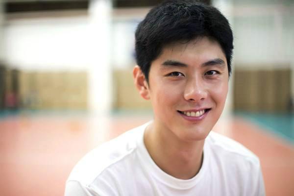直到01年,浙江男排的张勇教练前往青岛选人,身体条件不错的王隆瑞被一