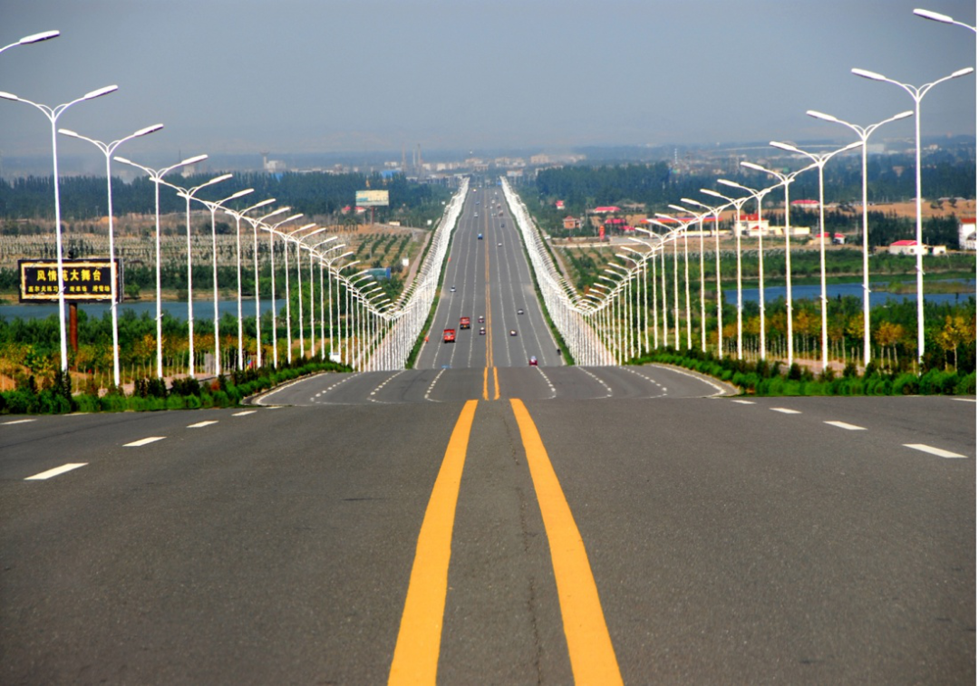 图为道路宽阔的中卫市
