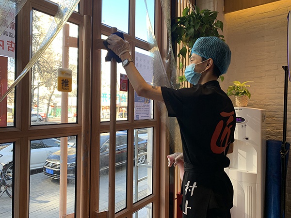 日料店店员在店内清洁,消毒.受访者供图