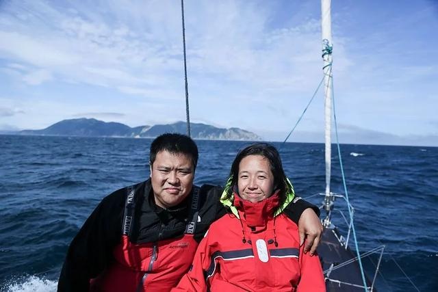 到如今站在中国第一艘民间破冰船甲板上的夫妇