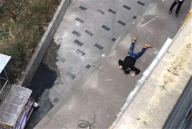 时某离开考场后,给妈妈发了信息,不到两分钟后就被人发现坠楼了.