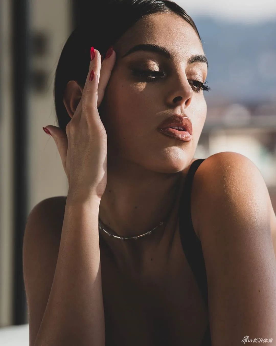 c罗女友乔治娜晒自拍美照!魔鬼身材大秀美腿