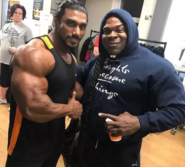 手臂,强悍的下肢肌肉撩起衣服2012,2014两届85kg级宇宙先生冠军身高1