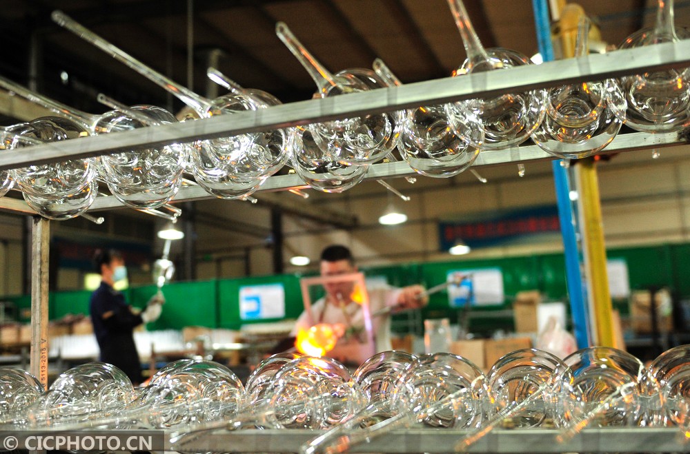 河北省河间市工艺玻璃制造业是当地一大传统支柱产业 近年来 河间市