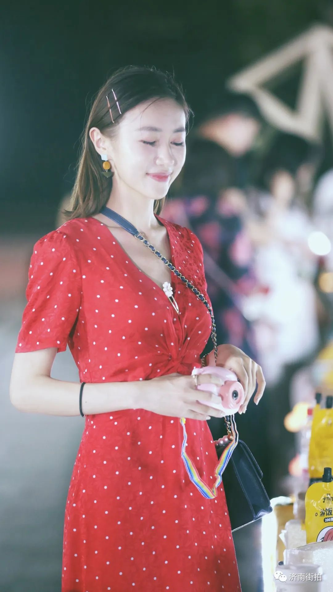 街拍今天的济南天气也潮姑娘也潮