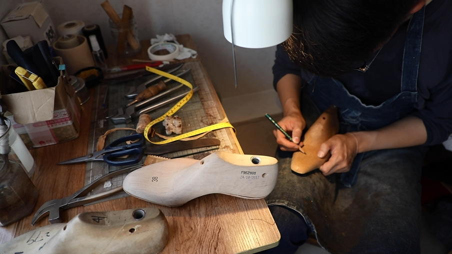 他30岁转行做鞋匠成为世界顶级制鞋工坊的第一位中国学徒