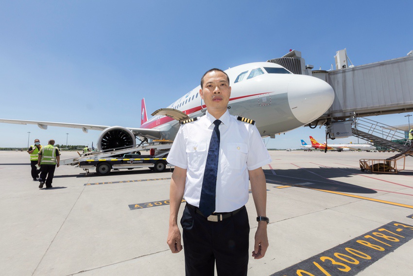 东北管理局邀请"中国民航英雄机长"刘传健到东北地区开展"学习英雄机