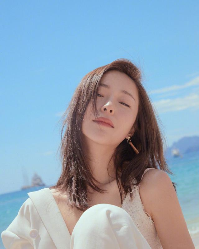 江一燕真会穿身穿一套白色西服套装结合锁骨短发率性又时髦