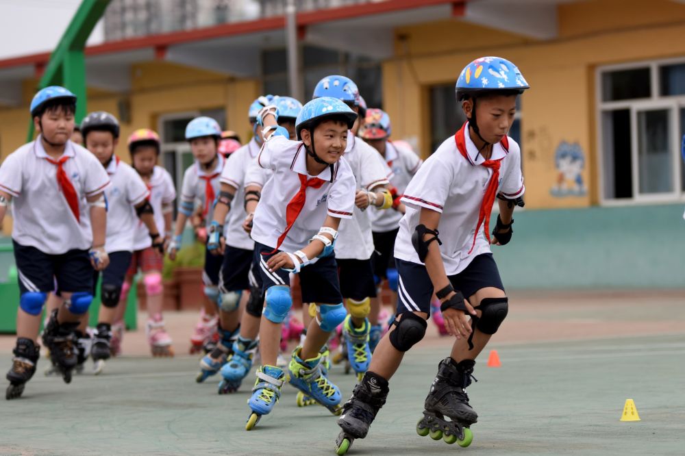 河北邢台:小学校园里的轮滑社团