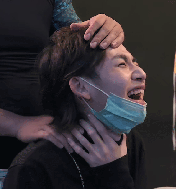 起初趴在按摩凳的小鬼疼到直翻白眼,被迫仰卧起坐,语言逻辑混乱地唱